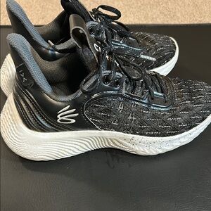 Curry shoes size 4